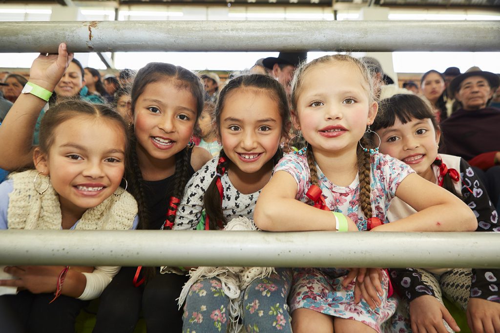 Grupo de niñas sonriendo en evento de la Agencia Nacional de Tierras 