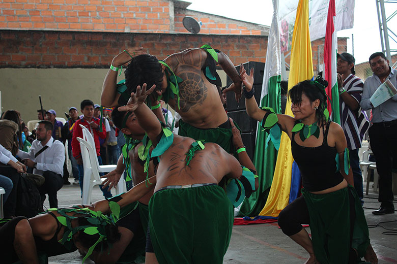 Grupo de personas haciendo una danza indigena 