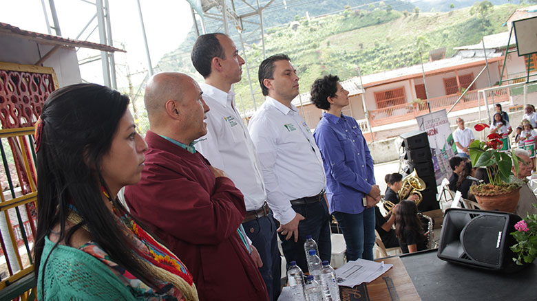 La ANT hablando con comunidades indigenes 