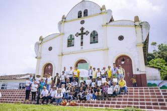 FOTO ENTREGA TÍTULOS EL ARO-ITUANGO-ANT JUNIO 2024