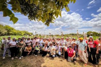 Grupo de campesinos en entrega de predio en Cordoba