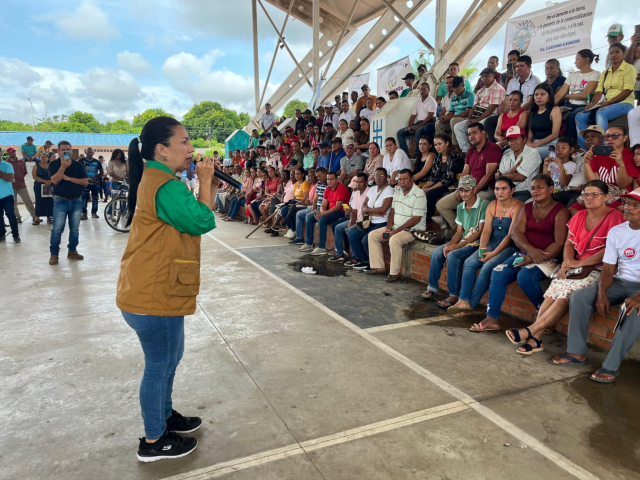 Imagen de apoyo al boletin de prensa llamado: En 10 municipios del Cesar se conformarán comités de Reforma Agraria esta semana - Aparece en la imagen un funcionario de la ANT hablando a un grupo grande de personas , un evento publico.