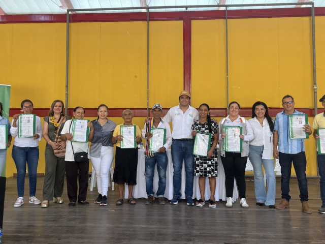 Miembro de la ANT y otras 11 personas beneficiadas de la entrega
