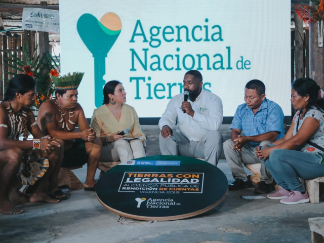 En compañía de la Directora de la ANT están sentadas 5 personas indígenas pertenecientes al resguardo indígena Tikuna, Uitoto, en Leticia, en mesa de dialogo Rendición de Cuentas.