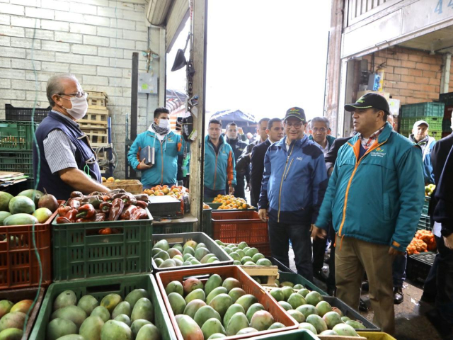 Aparece el Ministro de Agricultura en compañía de varios comerciantes en la Central de Abastos, verificando la disminución de precios de los alimentos.