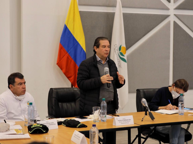 El Ministro de Agricultura, Rodolfo Enrique Zea Navarro, con dos funcionarios, en mesa de conversación sobre la vigilancia de precios de los insumos agropecuarios durante el estado de emergencia.