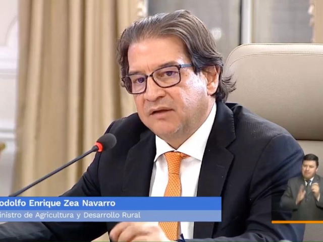 Ministro de Agricultura, Rodolfo Enrique Zea Navarro, en conferencia anunciando la puesta en marcha de la “Línea de Crédito Colombia Agro y a su vez la imagen de un persona intérprete de lengua de señas.