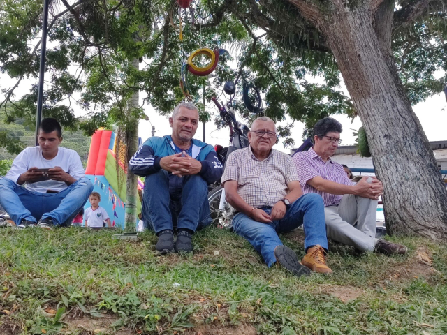 Señores sentados en un parque.