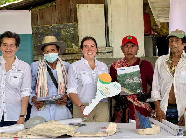 Ex directora de la ANT junto a indigenas del Resguardo Indígena Andoke de Aduche, en Araracuara