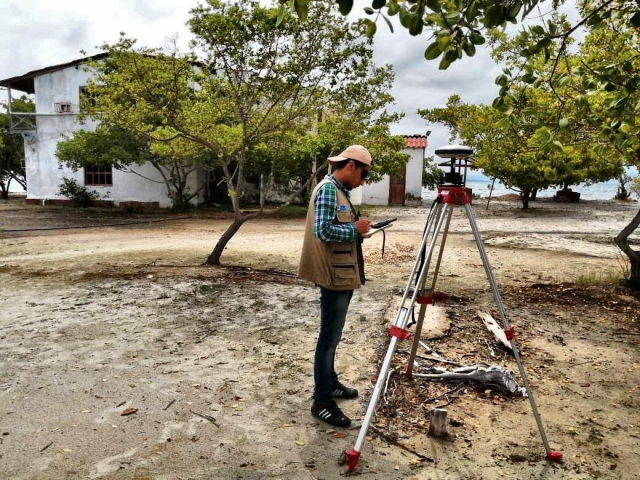 Funcionario de ANT junto a topógrafo en predio de arroyo grande