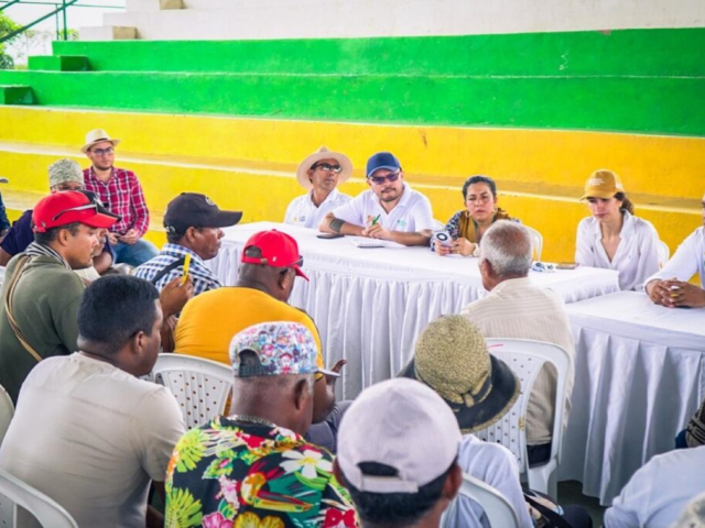 Campesinos-y-funcionarios-de-ant-en-comite-de-recuperacion-de-baldios