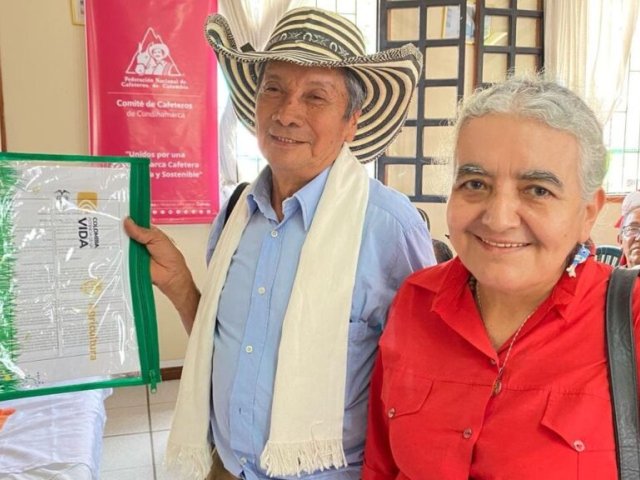 Pareja de campesinos recibiendo su título.