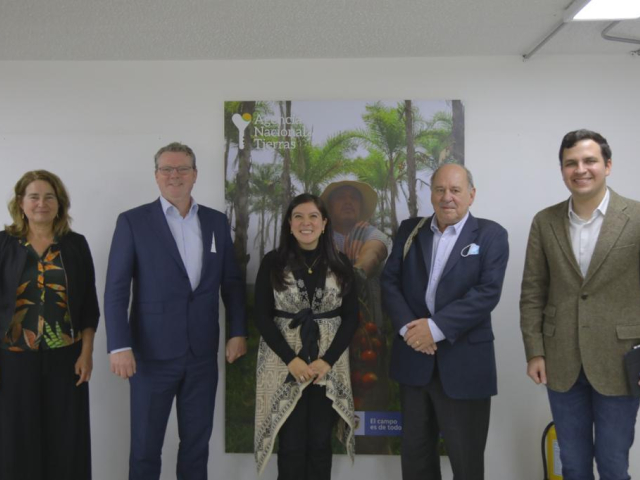 Ex directora de la ANT Myriam Martínez Cárdenas  y Kees de Zeeuw, Director de Kadaster Internacional junto otros funcionarios