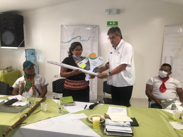 Funcionario ANT entregando titulo ampliación de resguardo indigena