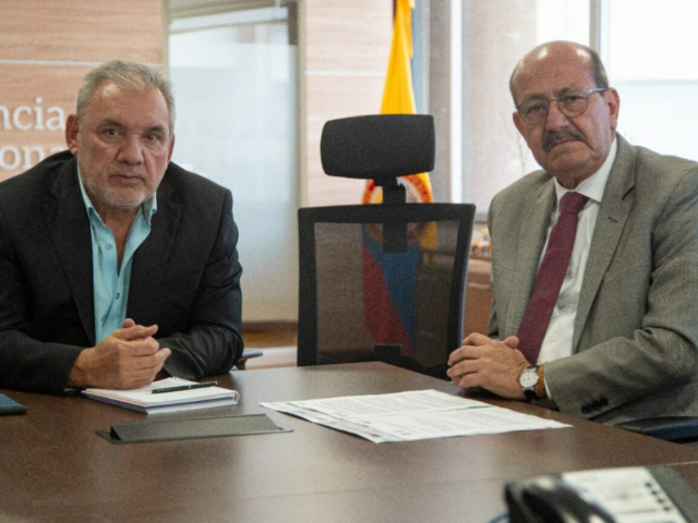 Fotografía del Superintendente de Notariado y Registro, Roosvelt Rodríguez Rengifo y el Director General de la Agencia Nacional de Tierras, Gerardo Vega Medina.