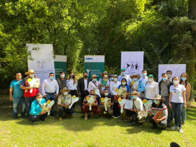 Funcionarios de la ANT, Amazon Conservation Team y Gobernación de Antioquia, junto a representantes de cuatro pueblos indigenas 