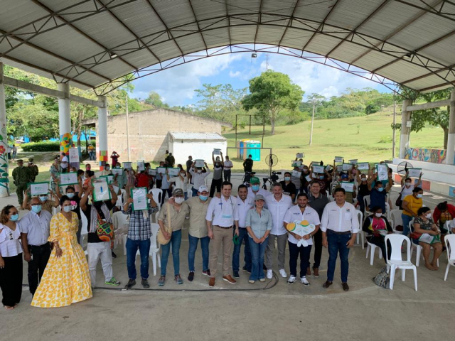 Grupo de personas de la ANT y de la comunidad de ovejas Sucre