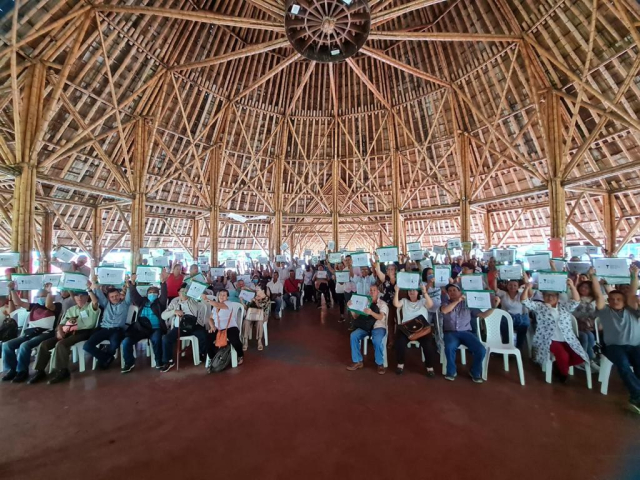 Familias campesinas de Risaralda que recibieron títulos de propiedad