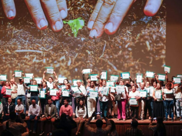 Fotografía de las personas beneficiadas en la reunión en Manizales.