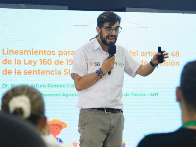 Ricardo Romero, subdirector de Procesos Agrarios y Gestión Jurídica de la Agencia Nacional de Tierras socializando la sentencia.