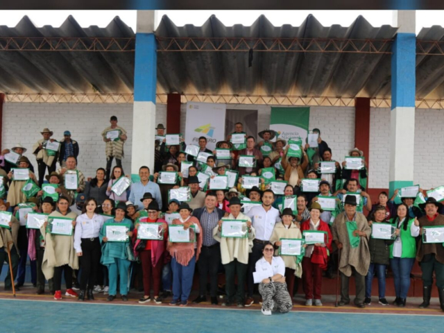 Familias campesinas sosteniendo sus títulos.