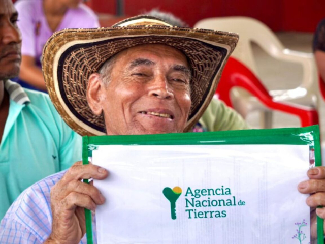 Señor campesino sonriendo recibiendo su título.