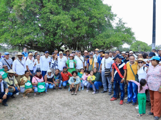 Firmantes de paz recibiendo un predio para producción agrícola en el Cesar