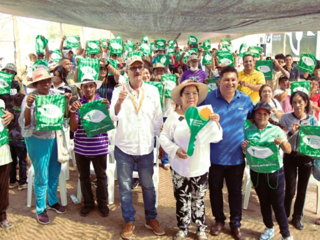 Familias campesinas en Baranoa, Atlántico recibiendo sus títulos