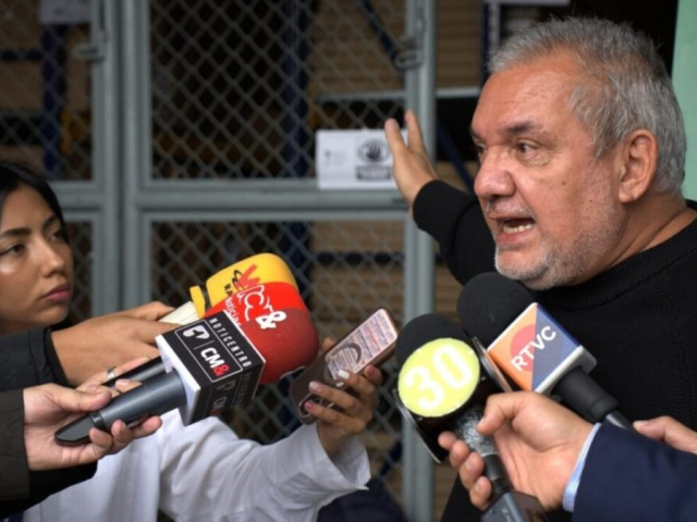 Gerardo Vega siendo entrevistado por medios de comunicación.