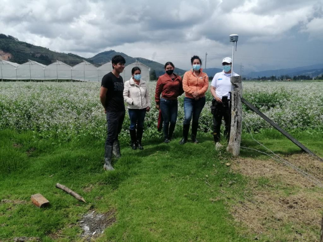 Cinco productores frente a predio para cultivos en boyacá