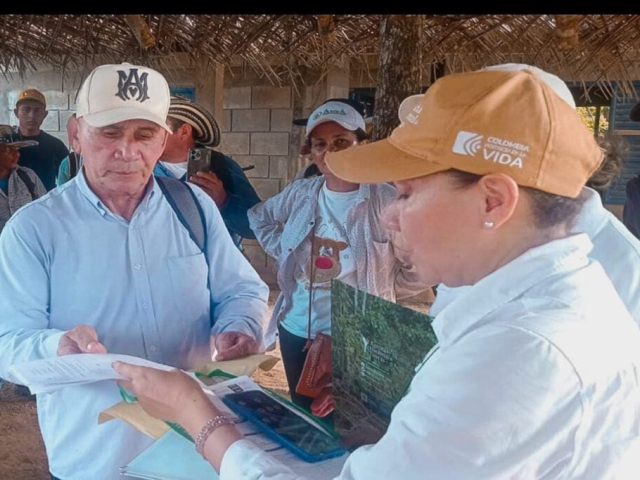 Funcionario de la ANT junto a campesinos de Buenavista en Córdoba