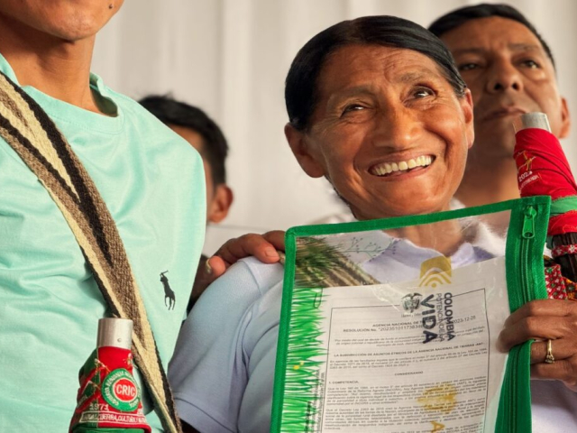 Campesina feliz por entrega de títulos en el departamento del Cauca por parte de la ANT