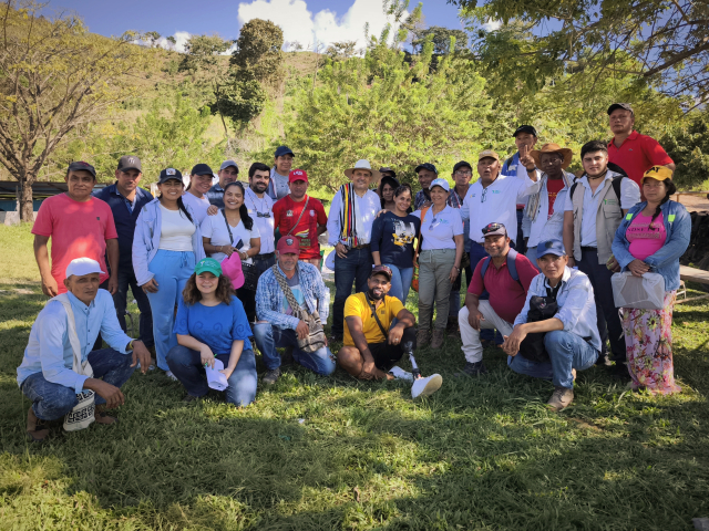 Funcionarios ant junto a población 