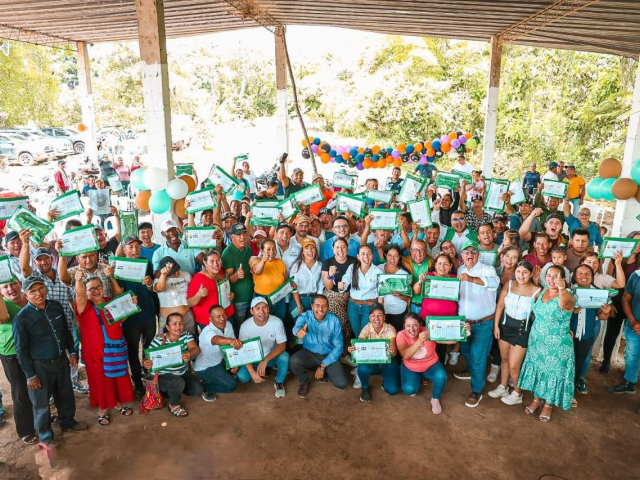 Funcionarios de ant con grupo de campesinos en entrega de tierras