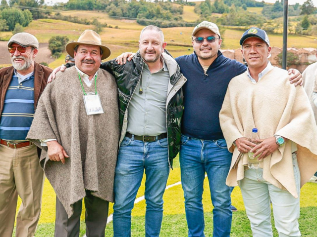 director-ant-y-campesinos-en-comite-departamental-de-reforma-agraria
