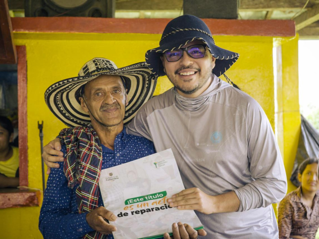 director-ant-y-campesina-en-entrega-titulos-el-aro-ituango
