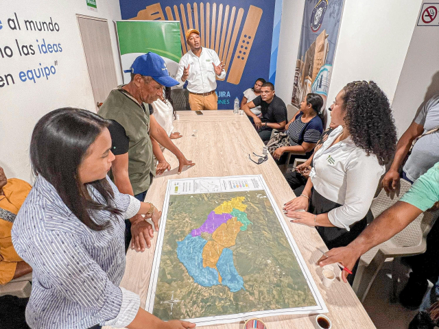 equipo-tecnico-ant-con-mapa-de-microbarridos-en-una-mesa