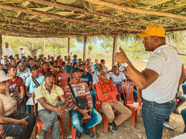 funcionario-ant-ofreciendo-servicios-a-campesinos-riohacha-guajira