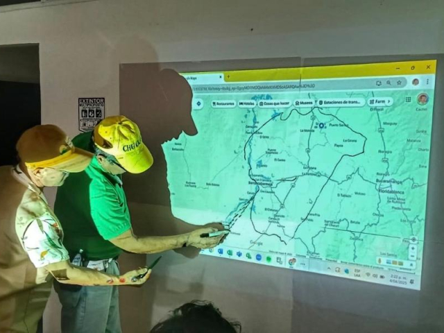 funcionario-ant-y-lider-campesino-observando-mapa