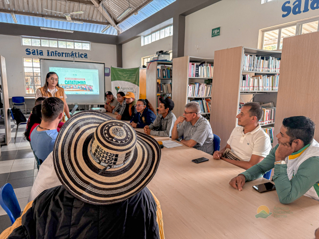 funcionarios-y-campesinos-en-socializacion-plan-catatumbo