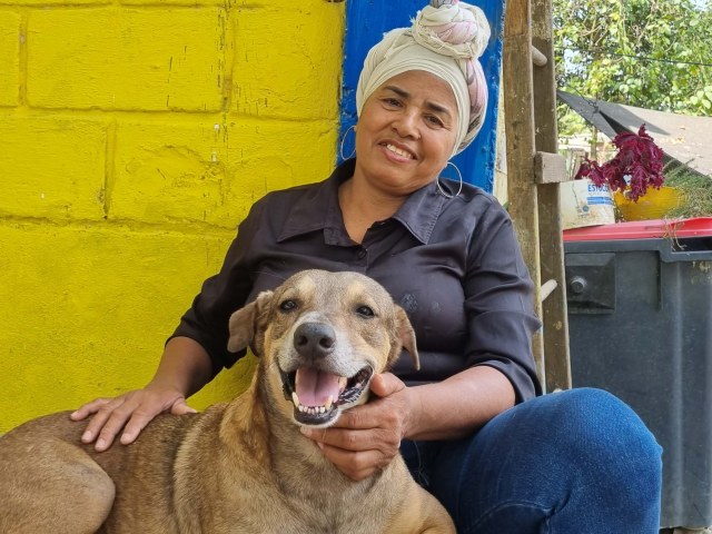 lideresa-campesina-de-cartagena-junto-a-su-perro