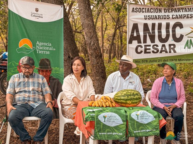 organizaciones-campesinas-en-entrega-predio-san-pedro
