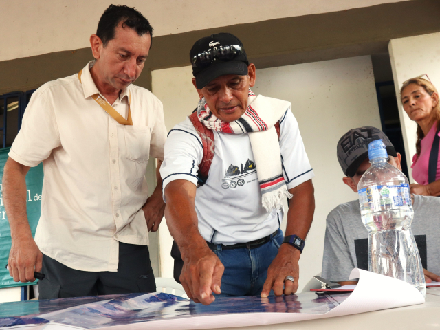 funcionario-ant-y-campesino-observando-mapa