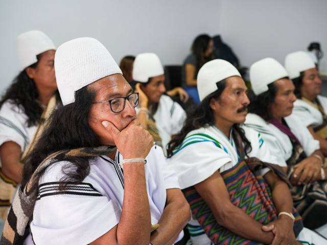 grupo-de-indigenas-reunidos