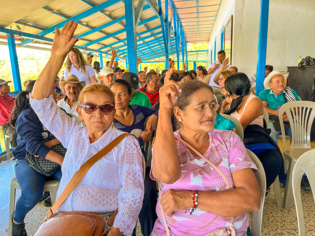 mujeres-campesinas-alzando-sus-manos-para-participar