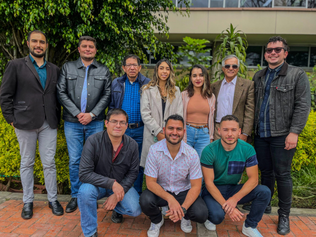 un-grupo-de-personas-posando-para-una-foto-frente-a-un-edificio