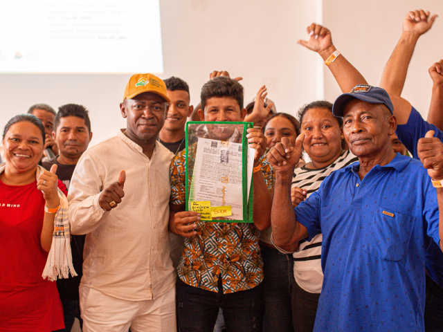 un-grupo-de-personas-que-sostienen-un-certificado