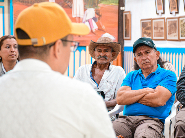 un-grupo-de-personas-sentadas-alrededor-de-una-mesa