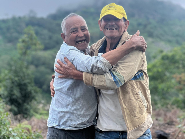 dos-hombres-abrazados-en-el-bosque