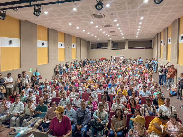un-gran-grupo-de-personas-sentadas-en-una-habitacion